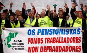 Protesta de emigrantes retornados frente al parlamento.