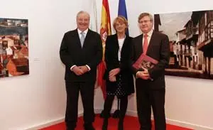 Sánchez Ocaña, Alicia Antón y Ramón Jiménez tras el acto de inauguración