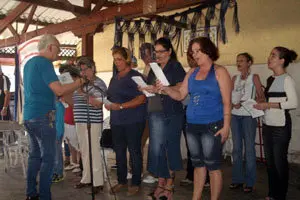Cantando el Himno gallego