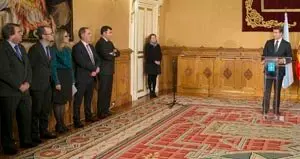 PAZO DE RAXOI
09,00 h.-     O presidente da Xunta, Alberto Núñez Feijóo, acompañado do Goberno galego, presidirá a toma de posesión dos novos conselleiros de Facenda, Valeriano Martínez, e Cultura, Educación e Ordenación Universitaria, Román Rodríguez.  
foto xoán crespo
10/02/15