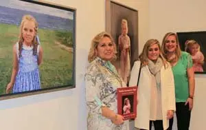 La artista con sus hijas y los cuadros de cuando eran pequeñas