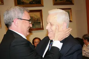 25685-antonio-patino-vicepresidente-del-lar-gallego-impone-andurina-oro-alfredo-otero-presidente-del_0