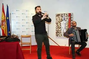 El dúo en plena actuación