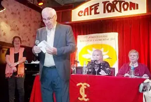 Guillermo Ledri Poldy Bird y Stella Maris  junto a  Maiza Ousande en la entrega de premios