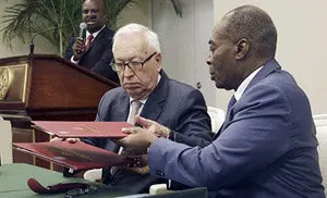 GRA356. PUERTO PRÍNCIPE (HAITÍ), 16/06/2015.- El ministro español de Asuntos Exteriores, José Manuel García-Margallo (i), durante la firma de acuerdos con el ministro de Planificación de Haití, Yves Germain (d), dentro de su gira por este país y Brasil para visitar algunos proyectos de cooperación y estrechar las relaciones políticas y económicas. EFE/Zipi