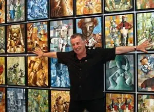 J. Espiral ante un políptico consus obras