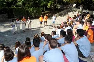 A CORUÑA
A conselleira de Traballo e Benestar, Beatriz Mato, acompañada pola delegada territorial da Xunta na Coruña, Belén do Campo, visitará aos mozos e mozas participantes no campamento xuvenil de Gandarío
06/07/2015
Foto: Moncho Fuentes / AGN