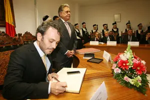 MANOEL CARRETE RIVERA PRESIDENTE DO CENTRO GALEGO DE BARCELOA RECIBE A MEDALLA DE OURO DE QUIROGA