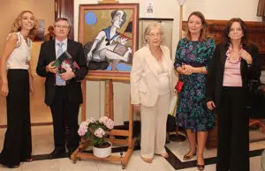 Jiménez y familiares de Garcés al lado de un autorretrato