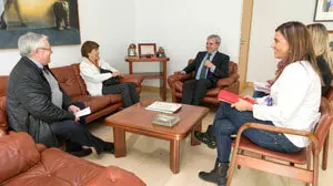 11:30
Despacho del consejero
El consejero de Presidencia y Justicia, Rafael de la Sierra, recibe al presidente de la Casa de Cantabria en Chile, Eduardo Díaz de Herrera.
20 NOVIEMBRE 2015 © Miguel De la Parra