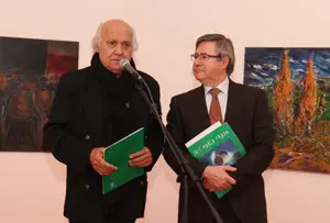 El pintor (izquierda) interviniendo en la inauguración, con el coordinador de la Casa Ramón Jiménez