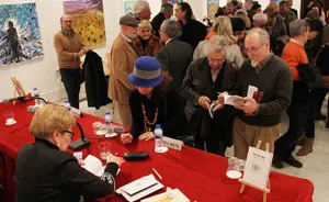 4. Pepa Nieto firmó muchos ejemplares de NACER DEL FUEGO