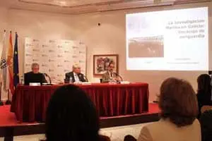 Un momento del acto, con proyección y público 2