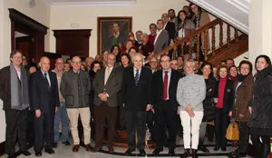 1. José Ramón Ónega, delegado de la Xunta en Madrid y director de la Casa,  posa en la foto de familia con los directores de las escuelas EFA