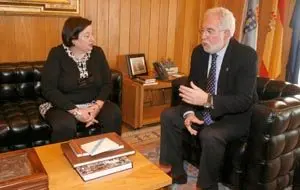 Miguel Santaelices recibe a la nueva consul de Uruguay