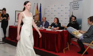 5. Una de los modelos desfila ante la mesa