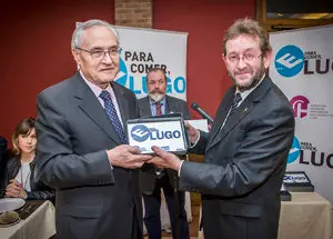 1. El delegado de la Xunta en Madrid recibe el galardón del presidente de Apehl