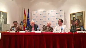 2. En la mesa, Vicente Araguas, José Ramón Ónega, José M. Romay, Suso Díaz y Lorena Rei en la presentación