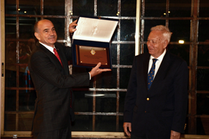 Entrega de la placa