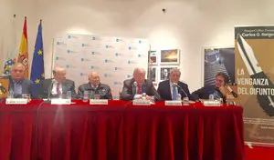 2. En la mesa, Ángel Basanta, Carlos Reigosa, José Manuel Romay, el delegado de la Xunta José Ramón Ónega, Alfonso Palomares y Domingo Villar, conla imagen del libro a la derecha