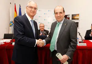 Lema Devesa saluda al homenajeado tras entregarle el diploma que acompaña a la Insignia de Oro de Iurisgama