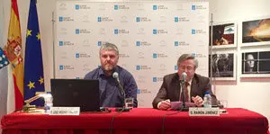 2. En la mesa, el ponente, José Antonio Cascudo y el coordinador de Actividades de la casa, Ramón Jiménez