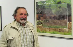 Fernández Liz ante una de sus obras