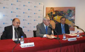 El presidente de Aegama, Julio Lage, el delegado de la Xunta, José Ramón Ónega, y el presidente de Iurisgal, Blas Rivas