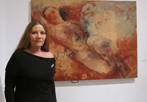María Gato ante uno de sus cuadros