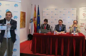 Masaguer, presentando la Jornada, y, en la mesa, los ponentes Sainz, Alonso y Gil