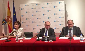 1. En la mesa, María José Pintor, secretaria de AEGAMA; Julio Lage, presidente  y el tesorero, Gaspar de Vicente 