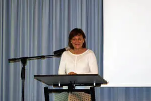 Carmen Salinas  se dirige al público durante la clausura  de la Asamblea