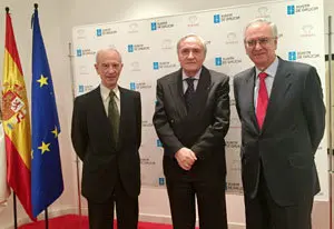 1. De izquierda a derecha, el conferenciante Vitorio Magariños, el delegado de la Xunta en Madrid, José Ramón Ónega y el presidente de IURISGAMA Carlos Lema Devesa 
