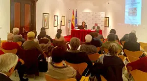 3. En la mesa, Carmen Pena y Ramón Jiménez con parte del público que asistió a la conferencia