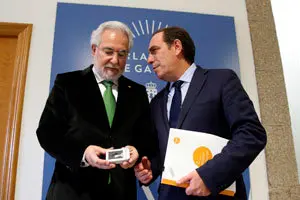  Miguel Santalices, recibe al titular de Facenda, Valeriano Martínez, que le hará entrega del proyecto de ley de presupuestos de la Xunta para el año 2017