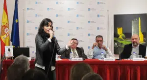 Fernández Rial recitando su poesía