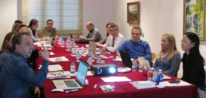 Reunión para organizar la colaboración en la tecnología M-Trap, con Miguel Abal (al fondo) y Rafael López (4º por la dcha.)