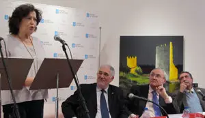 Carmen Pena recitando, seguida desde la mesa por Conde-Pumpido, el delegado de la Xunta, José Ramón Ónega, y Vicente Araguas
