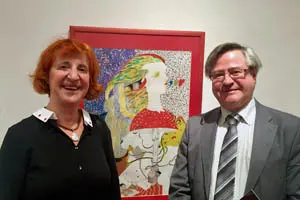 La artista Pilar Santos con Ramón Jiménez, coordinador de Actividades Culturales de la Casa de Galicia ante la obra AMANITA MUSCARIA