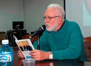 Manuel Álvarez Fuentes diciendo el poema Galegos son