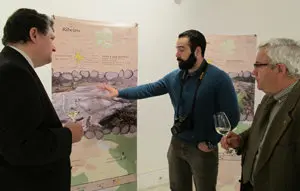 Alejandro Paadín, detalla una de las estructuras presentadas
