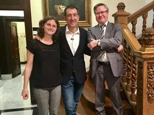 1. De izquierda a derecha, Rocío de Elías, ayudante de Boyano; el ilusionista Luis Boyano y el coordinador de Actividades de la Casa, Ramón Jiménez