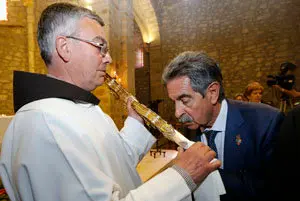 EL PRESIDENTE DE CANTABRIA, MIGUEL ANGEL REVILLA, BESA EL LIGNUM CRUCIS.
23 ABRI 17
