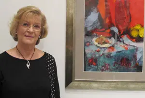 Victoria Gándara ante una de sus obras