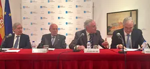 2. En la mesa de izquierda a derecha, el ponente G. Rodríguez Mourullo; el presidente del Consejo de Estado J. Manuel Romay; el delegado de la Xunta en Madrid J. Ramón Ónega y el presidente de IURISGAMA Carlos Lema