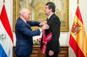 Paraguay-Condecoracion embajador