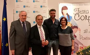 1. De izquierda a derecha, el delegado de la Xunta en Madrid José Ramón Ónega, el alcalde de Ponteareas  Xosé Represas, el actor Roi Groba y la concejala de Cultura Hortensia Bautista 