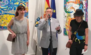 2. El corrdinador de Actividades de la Casa en el acto de presentación con la escritora Goretti Irisarri (izqda) y la pintora Teresa Irisarri