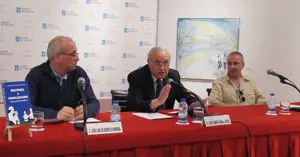 El autor del libro, José Carlos Bermejo, el delegado de la Xunta y director de la Casa de Galicia, José Ramón Ónega, y el editor Jesús Espino, en la mesa..JPG