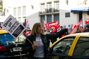 Arg.frente Consulado pancarta